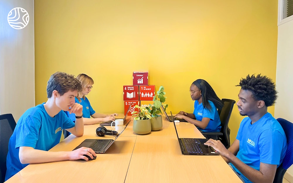 Technologie et impact social : comment les outils numériques aident les associations et les entrepreneuses engagées